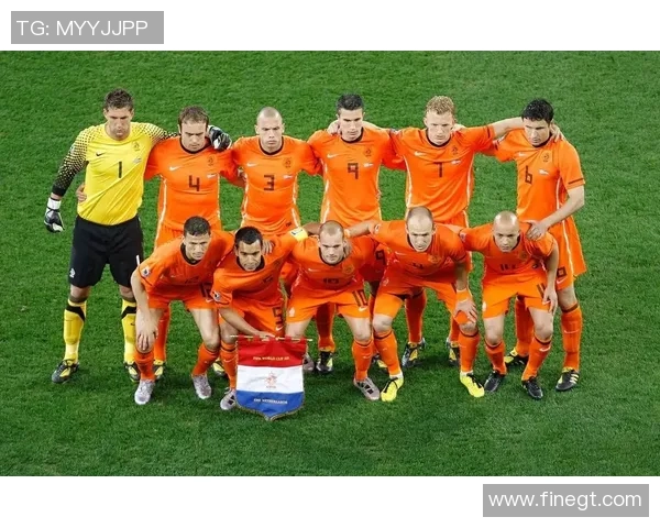 橙色短裤足球明星揭秘他在赛场上的风采与成就