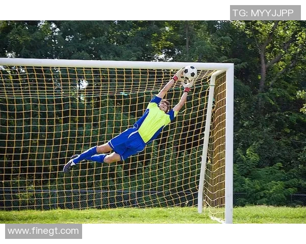 足球明星男士姿势图片展现运动魅力与风采的完美结合